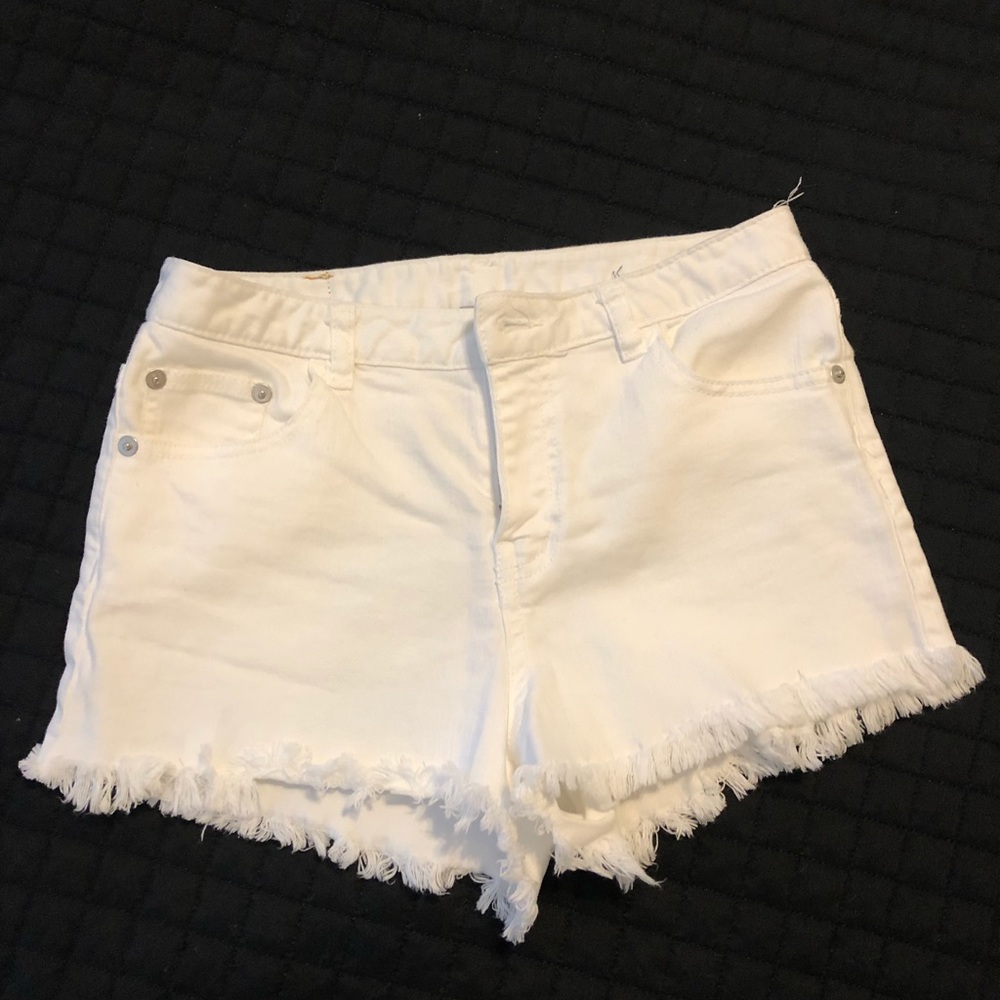 White cut off shorts☀️